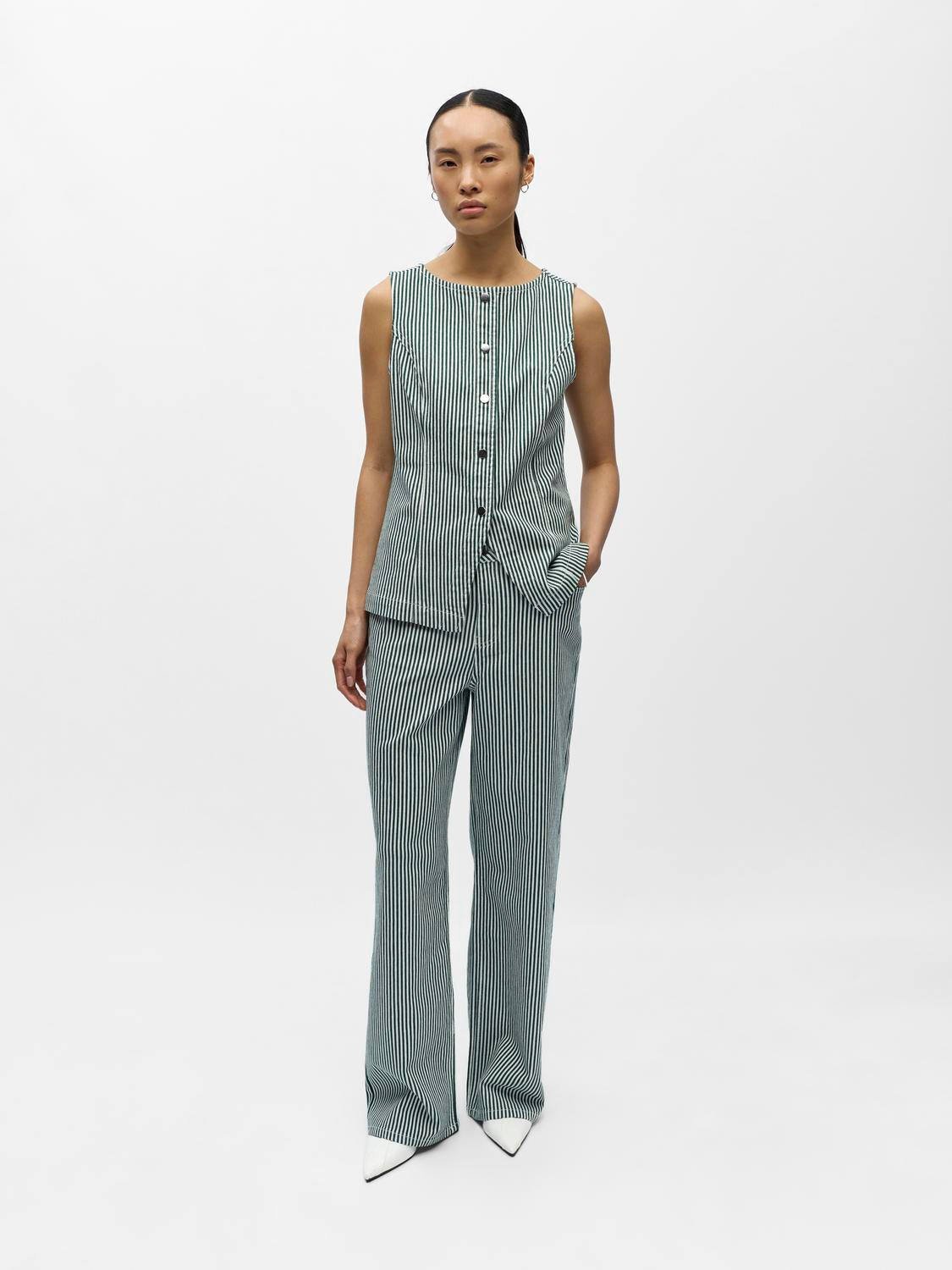 model_shot-front_full